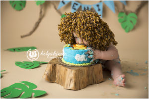 cake-smash-photography-session-photo-helgahimer-sudbury-ontario-baby-face-in-lion-cake-main-blue-jungle-theme